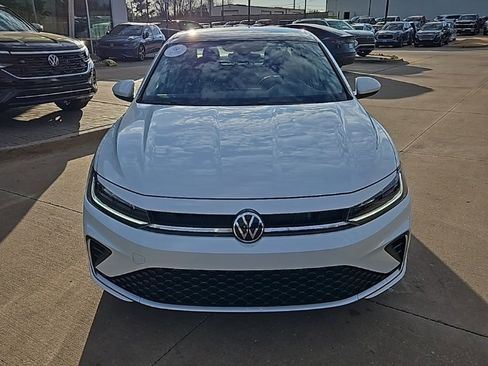 Used 2025 Volkswagen Jetta SE image 2