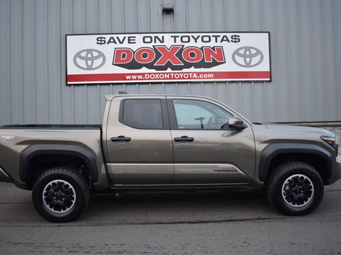 Certified 2025 Toyota Tacoma TRD Off-Road image 8