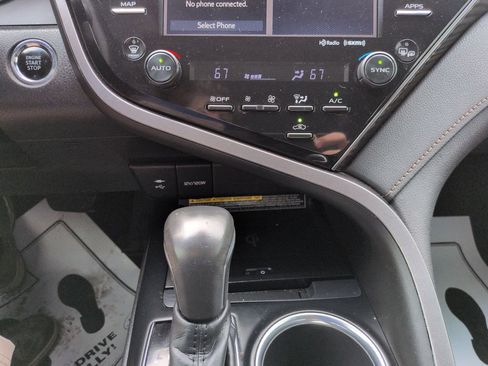 Used 2019 Toyota Camry XLE FWD image 18