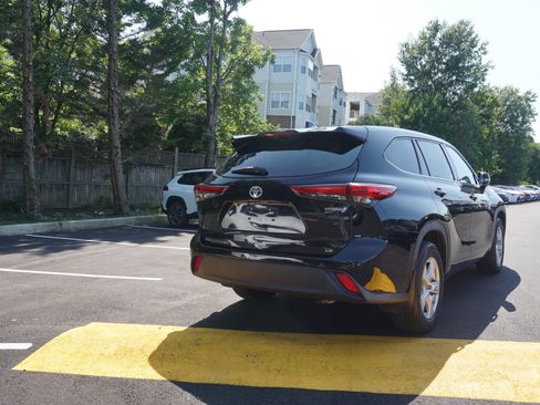 Used 2020 Toyota Highlander LE AWD/4WD image 4