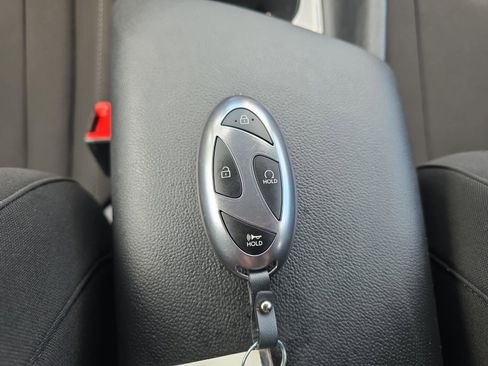 Used 2025 Hyundai Elantra SEL image 12