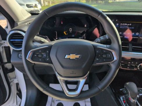 Used 2025 Chevrolet Trax LT w/ LT Convenience Package FWD image 22