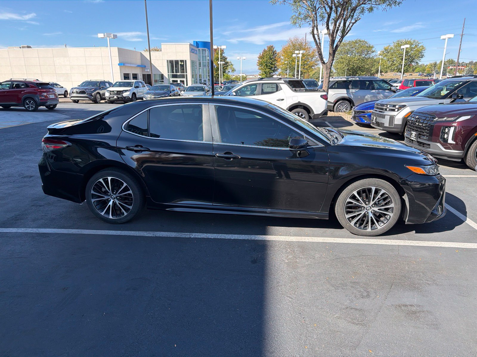 Used 2018 Toyota Camry SE FWD image 3