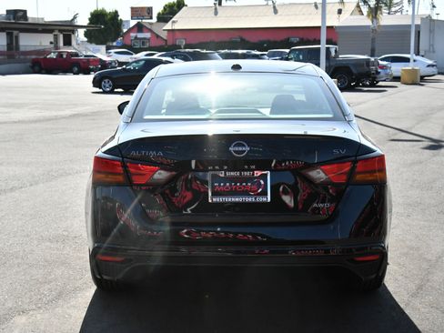 Used 2024 Nissan Altima 2.5 SV image 7