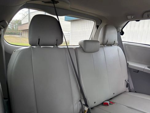 Used 2014 Toyota Sienna XLE image 8