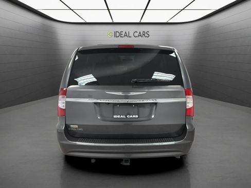 Used 2016 Chrysler Town & Country Touring FWD image 6