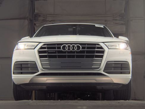 Used 2020 Audi Q5 2.0T Premium w/ Convenience Package image 4