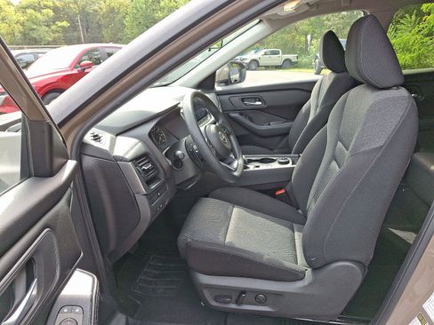 Used 2024 Nissan Rogue SV image 13