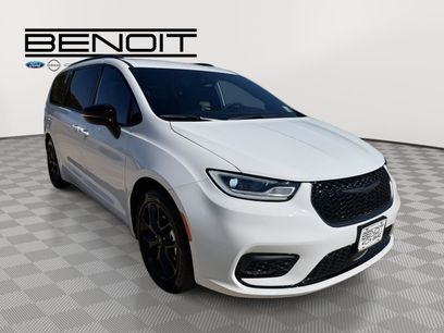 Used 2024 Chrysler Pacifica Touring-L w/ S Appearance Package