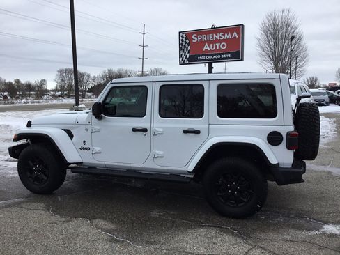 Used 2019 Jeep Wrangler Unlimited Sahara w/ Quick Order Package 24M Moab image 8