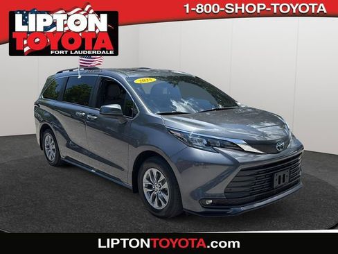 Used 2025 Toyota Sienna XLE FWD image 1