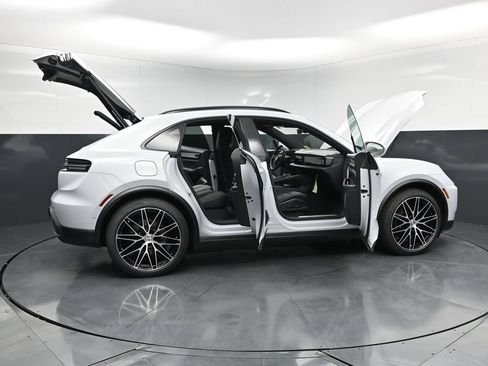 New 2026 Porsche Macan 4 Electric AWD/4WD image 32