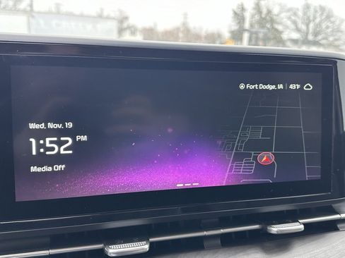 Used 2024 Kia Carnival EX image 30