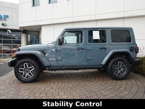 Used 2024 Jeep Wrangler Sahara image 18