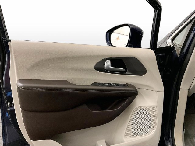 Used 2019 Chrysler Pacifica Touring-L Plus w/ Tire & Wheel Group FWD image 23