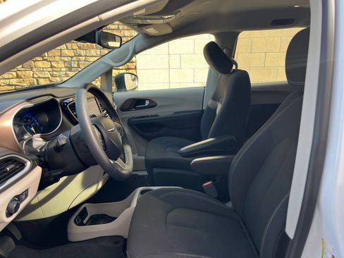 Used 2024 Chrysler Voyager LX image 27
