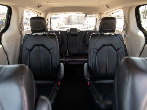 Used 2022 Chrysler Pacifica Touring-L image 31