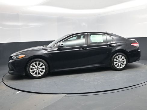 Used 2020 Toyota Camry LE image 3