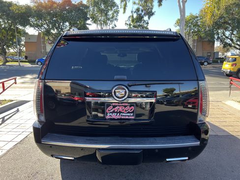 Used 2012 Cadillac Escalade Premium image 7