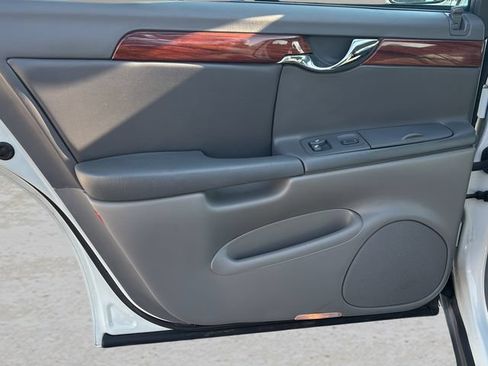 Used 2005 Cadillac De Ville w/ Equipment Group FWD image 13