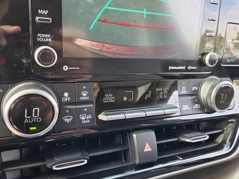 Used 2021 Toyota Highlander XLE image 26