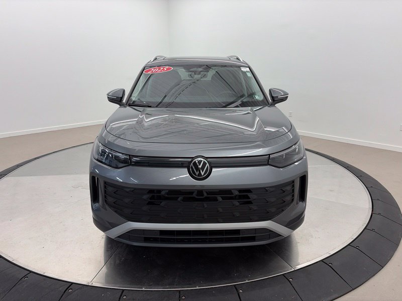 Used 2025 Volkswagen Tiguan SE w/ Panoramic Sunroof Package AWD/4WD image 8