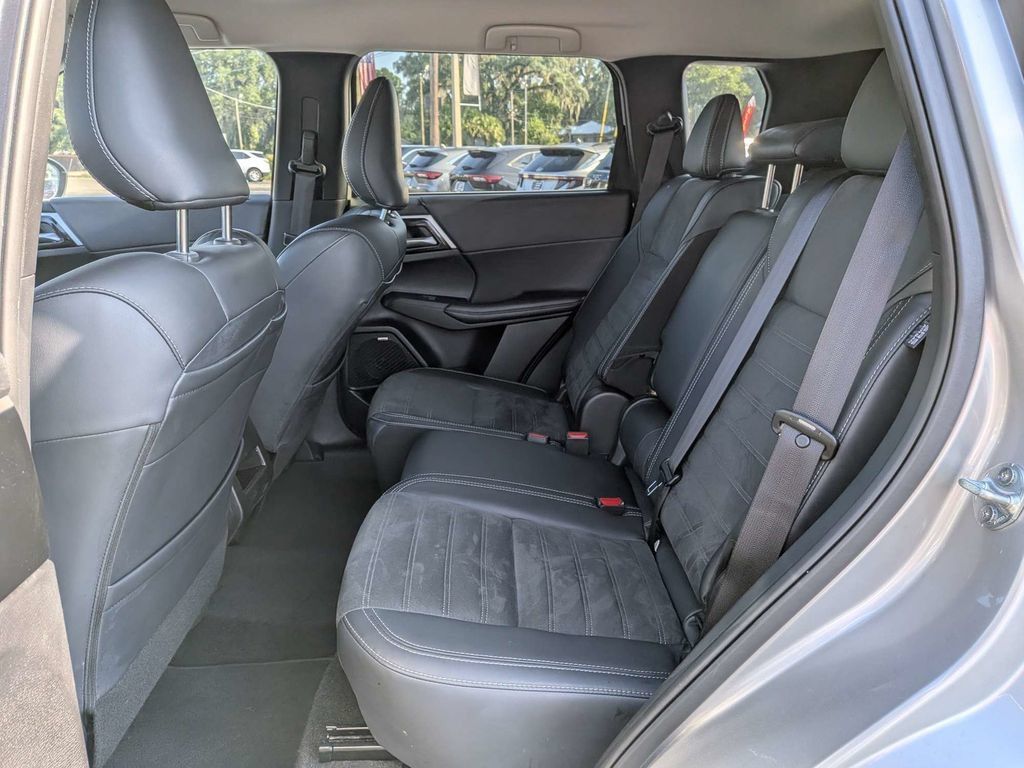 Used 2025 Mitsubishi Outlander SE FWD image 15