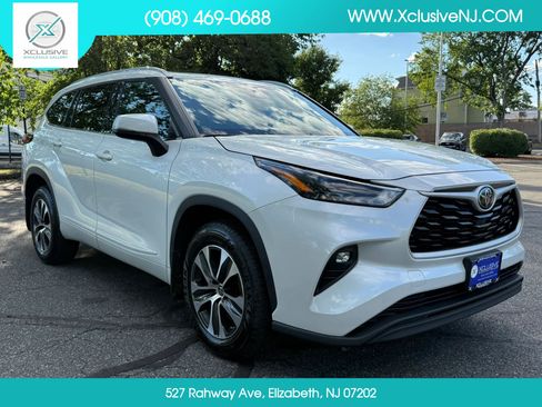 Used 2022 Toyota Highlander XLE AWD/4WD image 5