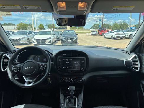 Used 2025 Kia Soul LX w/ LX Technology Package FWD image 31