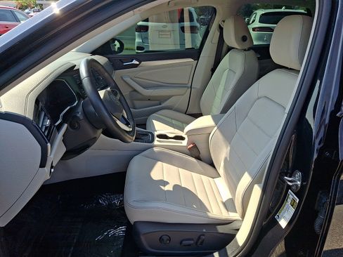 Used 2024 Volkswagen Jetta SE FWD image 13