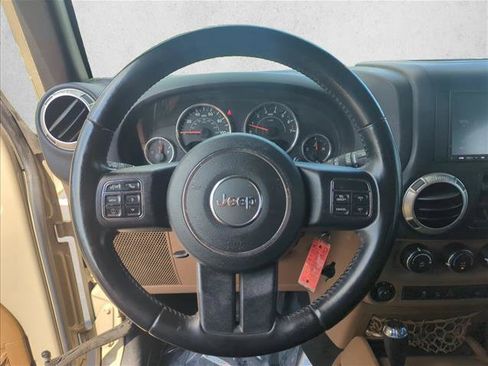 Used 2017 Jeep Wrangler Unlimited Sahara w/ Connectivity Group AWD/4WD image 12