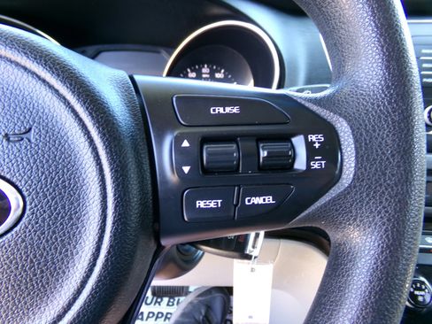 Used 2018 Kia Sedona L image 15