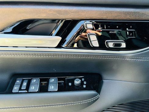 New 2024 Jeep Grand Wagoneer L 4WD w/ Convenience Group III image 19