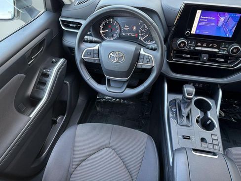 Used 2025 Toyota Highlander LE FWD image 29