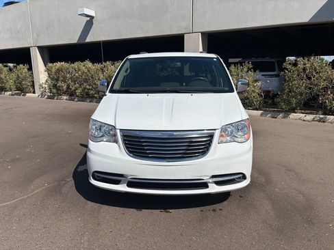Used 2015 Chrysler Town & Country Touring-L w/ Driver Convenience Group FWD image 4