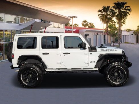 Used 2024 Jeep Wrangler Unlimited AWD/4WD image 2