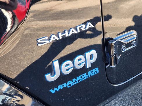 Used 2021 Jeep Wrangler Unlimited Sahara w/ Cold Weather Group image 7