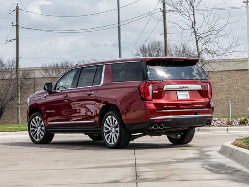 Used 2024 GMC Yukon XL Denali w/ Advanced Technology Package image 3