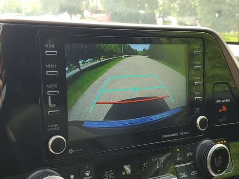 Used 2022 Toyota Highlander XLE AWD/4WD image 16