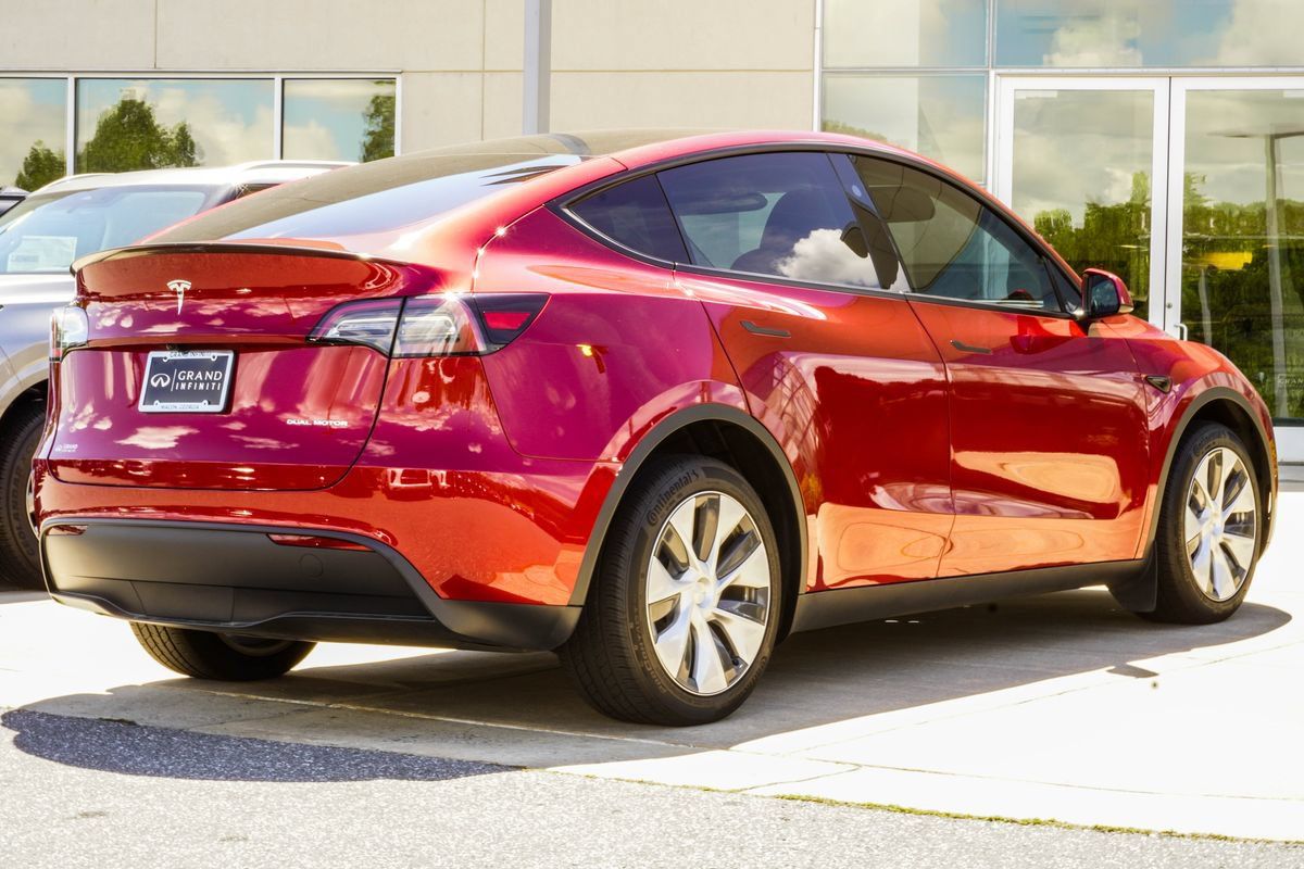 Used 2024 Tesla Model Y Long Range AWD/4WD image 12