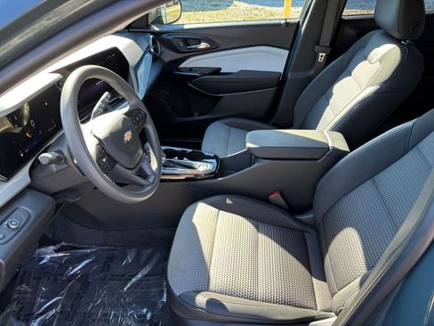 Used 2025 Chevrolet Trax LT image 31