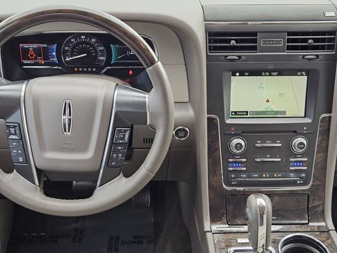 Used 2016 Lincoln Navigator Select RWD image 33
