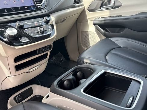 Used 2023 Chrysler Pacifica Touring-L FWD image 26