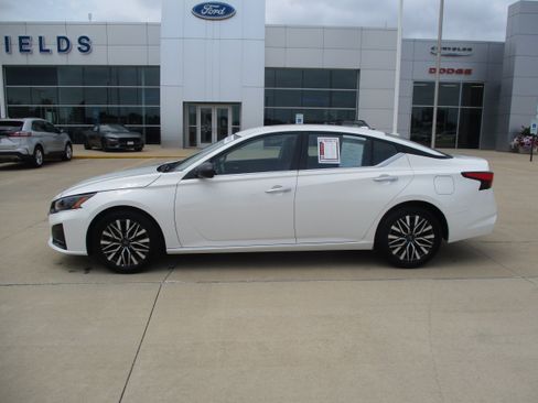 Used 2025 Nissan Altima 2.5 SV FWD image 3