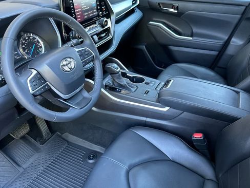 Used 2022 Toyota Highlander XLE AWD/4WD image 11