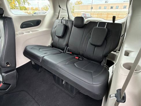 Used 2020 Chrysler Pacifica Touring-L Plus image 38