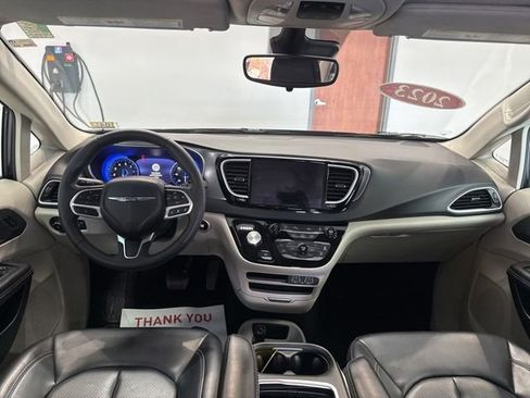 Used 2023 Chrysler Pacifica Touring-L FWD image 39