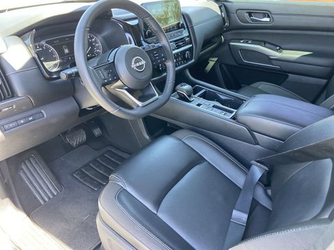 Used 2024 Nissan Pathfinder SL FWD image 6