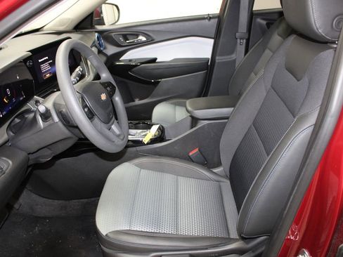 Used 2025 Chevrolet Trax LT image 33