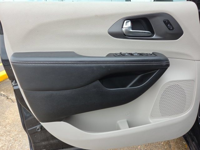 Used 2023 Chrysler Pacifica Touring-L FWD image 28